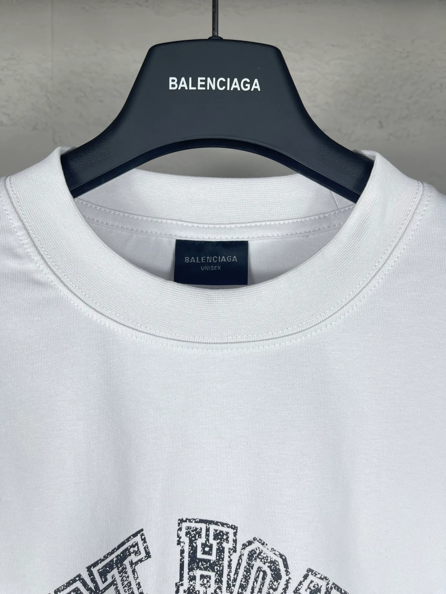 💰150 real photos [Top version. Official website quality] BALENCI*GA/Paris. SS24 latest model, front Saint-Honore art destruction crack print short-sleeved T-shirt. Brick cabinet synchronization. Genuine product developed at the first time, happy to print and compare! The fabric is made of Paris ZP custom-woven and dyed cotton double yarn. Weighing 260 grams, the cloth surface is clean. The cloth pattern is clear, soft and comfortable. The threads are dyed with no color difference. The printing uses environmentally friendly imported materials. The letters are clear and the effect is three-dimensional. The version adopts OS loose shoulder design. Same style for men and women. Code: BL223389 Color: off-white Size: XS S M L